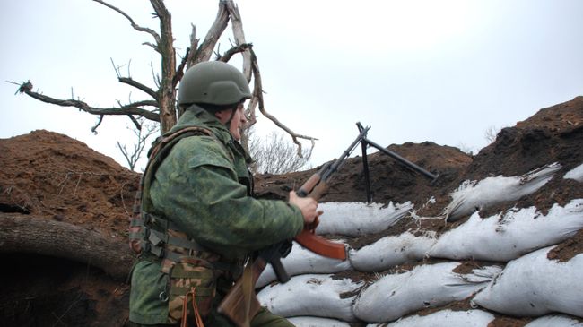 Боец ополчения ДНР на позиции у линии соприкосновения с украинскими силовиками в районе поселка Широкино. 15 декабря 2017 Боец ополчения ДНР на позиции у линии соприкосновения с украинскими силовиками в районе поселка Широкино. 15 декабря 2017