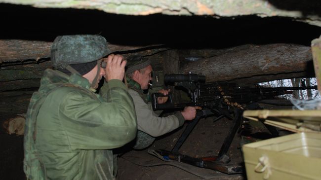 Бойцы ополчения ДНР на позиции у линии соприкосновения с украинскими силовиками в районе поселка Широкино. Архивное фото