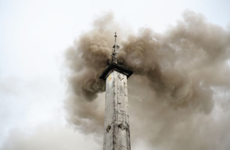Дым из труб крематория в Таиланде Дым из труб крематория в Таиланде