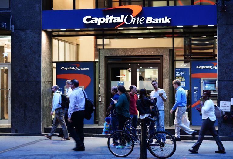 Отделение банка Capital One Bank на улице Бродвей в Нью-Йорке Отделение банка Capital One Bank на улице Бродвей в Нью-Йорке