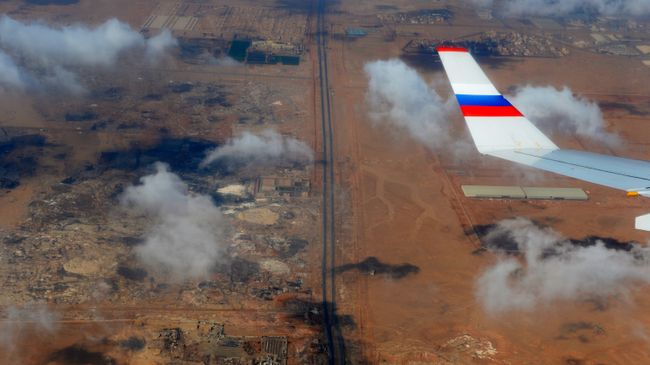 Вид из окна российского самолета на территорию Египта. Архивное фото Вид из окна российского самолета на территорию Египта. Архивное фото