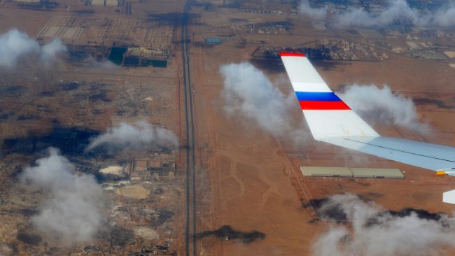 Вид из окна российского самолета на территорию Египта. Архивное фото Вид из окна российского самолета на территорию Египта. Архивное фото