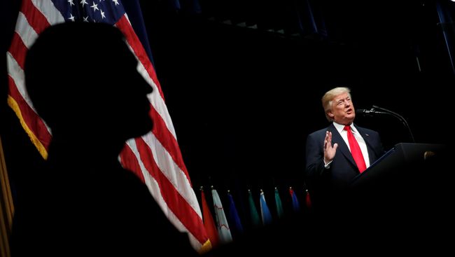 Президент США Дональд Трамп выступает с речью на церемонии вручения дипломов в Академии ФБР на базе базы в Квантико, штат Вирджиния, США. 15 декабря 2017 Президент США Дональд Трамп выступает с речью на церемонии вручения дипломов в Академии ФБР на базе базы в Квантико, штат Вирджиния, США. 15 декабря 2017