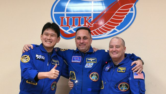 Астронавт ДжАКСА Норишиге Канаи, космонавт Роскосмоса, командир ТПК Союз МС-07 Антон Шкаплеров и астронавт НАСА, бортинженер ТПК Союз МС-07 Скотт Тингл. Архивное фото