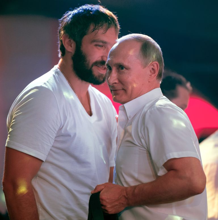 Президент России Владимир Путин и российский хоккеист Александр Овечкин. Архивное фото Президент России Владимир Путин и российский хоккеист Александр Овечкин. Архивное фото