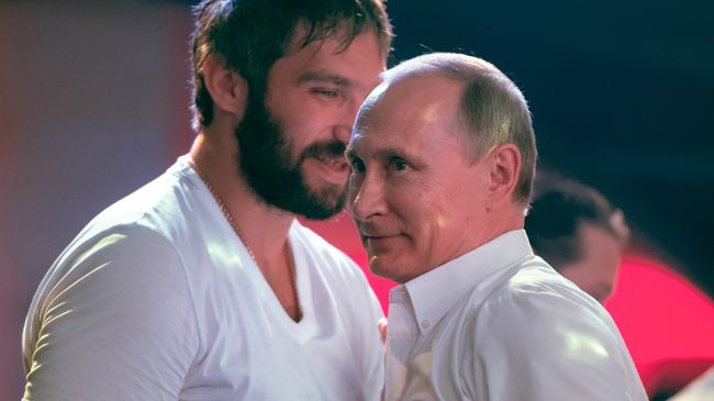 Президент России Владимир Путин и российский хоккеист Александр Овечкин. Архивное фото