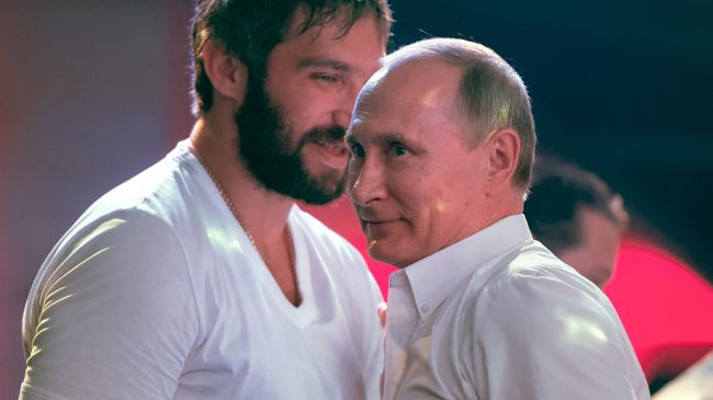 Президент России Владимир Путин и российский хоккеист Александр Овечкин. Архивное фото