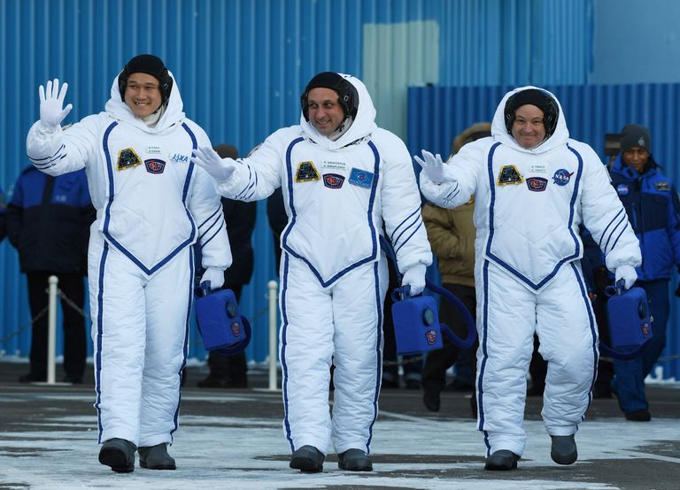 Астронавт ДжАКСА Норишиге Канаи, космонавт Роскосмоса Антон Шкаплеров и астронавт НАСА Скотт Тингл перед стартом ракеты-носителя Союз-ФГ с космодрома Байконур. 17 декабря 2017 Астронавт ДжАКСА Норишиге Канаи, космонавт Роскосмоса Антон Шкаплеров и астронавт НАСА Скотт Тингл перед стартом ракеты-носителя Союз-ФГ с космодрома Байконур. 17 декабря 2017