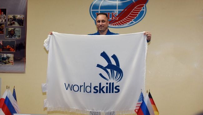 Космонавт Роскосмоса Антон Шкаплеров с флагом WorldSkills перед отправкой на МКС Космонавт Роскосмоса Антон Шкаплеров с флагом WorldSkills перед отправкой на МКС
