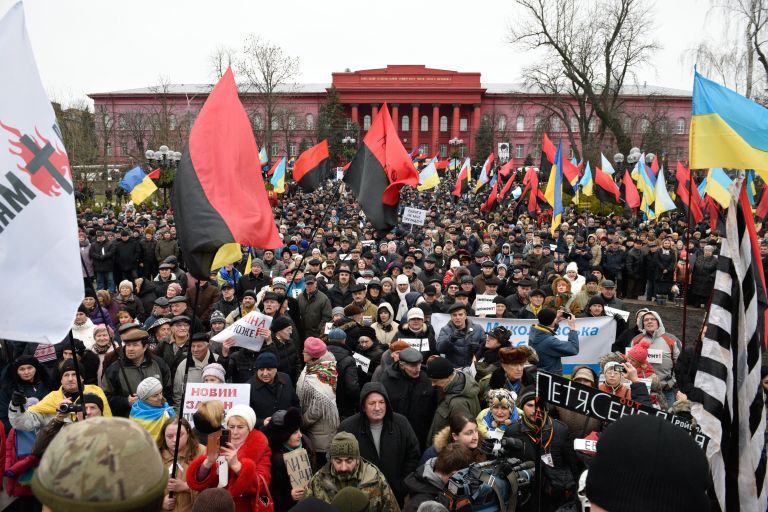 Участники митинга сторонников Михаила Саакашвили в центре Киева за принятие закона об импичменте украинского президента Петра Порошенко. 17 декабря 2017 Участники митинга сторонников Михаила Саакашвили в центре Киева за принятие закона об импичменте украинского президента Петра Порошенко. 17 декабря 2017