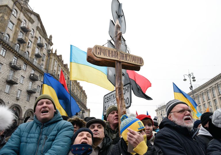 Участники митинга сторонников экс-президента Грузии и бывшего губернатора Одесской области Украины Михаила Саакашвили в центре Киева за принятие закона об импичменте украинского президента Петра Порошенко. 17 декабря 2017 Участники митинга сторонников экс-президента Грузии и бывшего губернатора Одесской области Украины Михаила Саакашвили в центре Киева за принятие закона об импичменте украинского президента Петра Порошенко. 17 декабря 2017