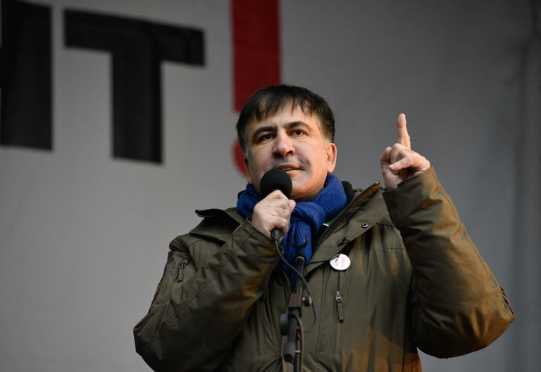 Экс-президент Грузии и бывший губернатор Одесской области Украины Михаил Саакашвили выступает на митинге в центре Киеве за принятие закона об импичменте украинского президента Петра Порошенко. 17 декабря 2017 Экс-президент Грузии и бывший губернатор Одесской области Украины Михаил Саакашвили выступает на митинге в центре Киеве за принятие закона об импичменте украинского президента Петра Порошенко. 17 декабря 2017