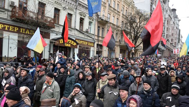 Участники митинга сторонников Михаила Саакашвили в центре Киева за принятие закона об импичменте украинского президента Петра Порошенко. 17 декабря 2017 Участники митинга сторонников Михаила Саакашвили в центре Киева за принятие закона об импичменте украинского президента Петра Порошенко. 17 декабря 2017