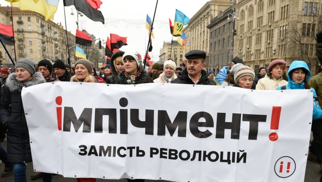 Участники митинга сторонников Михаила Саакашвили в центре Киева за принятие закона об импичменте украинского президента Петра Порошенко. 17 декабря 2017