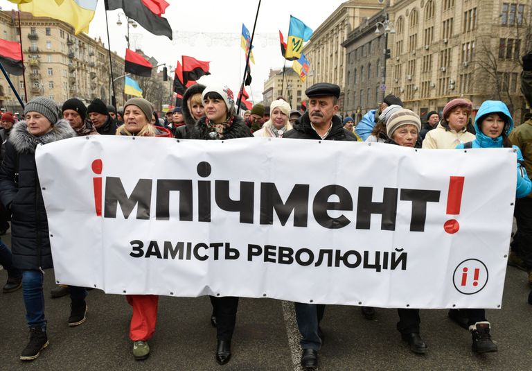 Участники митинга сторонников Михаила Саакашвили в центре Киева за принятие закона об импичменте украинского президента Петра Порошенко. 17 декабря 2017