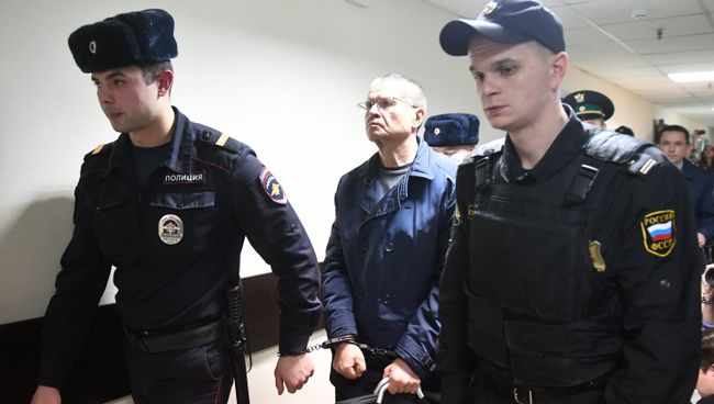 Экс-министр экономического развития Алексей Улюкаев после оглашения приговора в Замоскворецком суде Москвы. Архивное фото Экс-министр экономического развития Алексей Улюкаев после оглашения приговора в Замоскворецком суде Москвы. Архивное фото