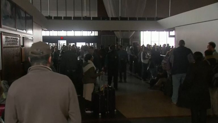 Люди блуждали в потемкам после обесточивания здания аэропорт в Атланте Люди блуждали в потемкам после обесточивания здания аэропорт в Атланте