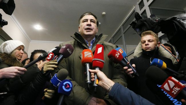 Михаил Саакашвили беседует с журналистами в вестибюле Генпрокуратуры Украины в Киеве. 18 декабря 2017