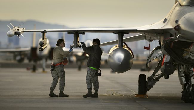 Американский истребитель F-16. Архивное фото Американский истребитель F-16. Архивное фото