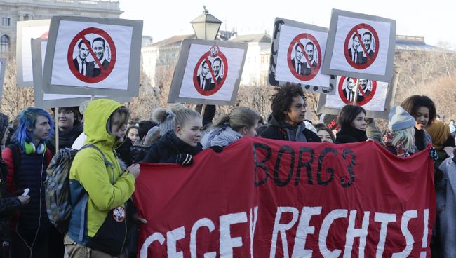 Участники акции протеста у здания парламента в Вене, Австрия. 18 декабря 2017 Участники акции протеста у здания парламента в Вене, Австрия. 18 декабря 2017