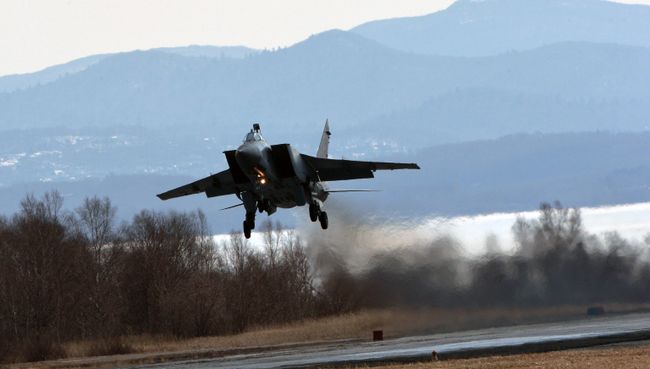 Истребитель МиГ-31 во время учений истребительного авиационного полка с авиционным звеном МиГ-31 камчатской авиабазы морской авиации Тихоокеанского флота. Архивное фото Истребитель МиГ-31 во время учений истребительного авиационного полка с авиционным звеном МиГ-31 камчатской авиабазы морской авиации Тихоокеанского флота. Архивное фото