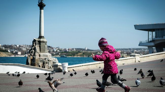 Ребенок на набережной в Севастополе. Архивное фото Ребенок на набережной в Севастополе. Архивное фото