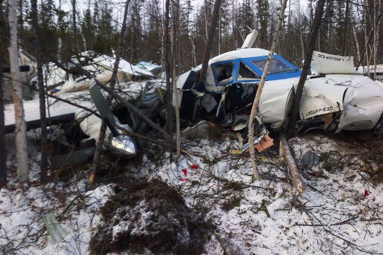 Обломки самолета L-410, потерпевшего крушение при заходе на посадку в аэропорту Нелькан, в Хабаровском крае.