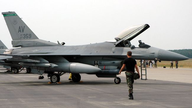 Американские истребители F-16 на авиабазе в Словакии. Архивное фото Американские истребители F-16 на авиабазе в Словакии. Архивное фото