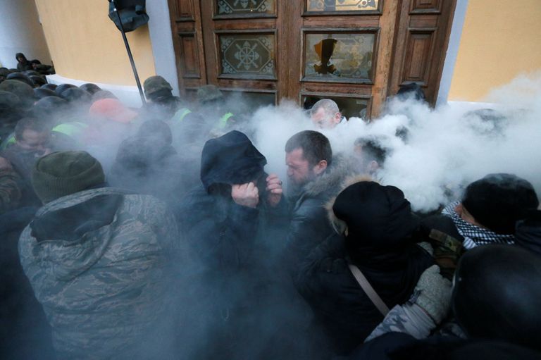 Сторонники Михаила Саакашвили у здания Октябрьского дворца в Киеве, Украина. 17 декабря 2017