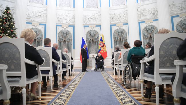 Президент РФ Владимир Путин и правозащитник Людмила Алексеева на церемонии вручения государственных премий 2017 в области правозащитной и благотворительной деятельности. 18 декабря 2017