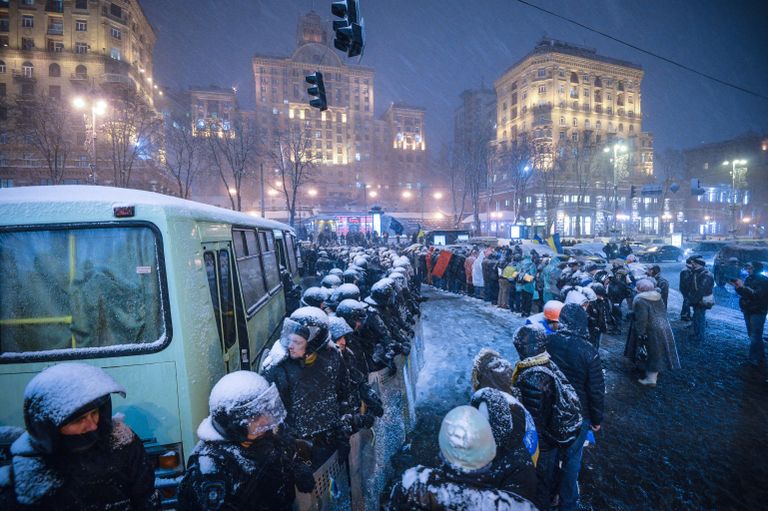 Сотрудники правоохранительных органов стоят в оцеплении на улице Крещатик у здания мэрии Киева. 9 декабря 2013 года 