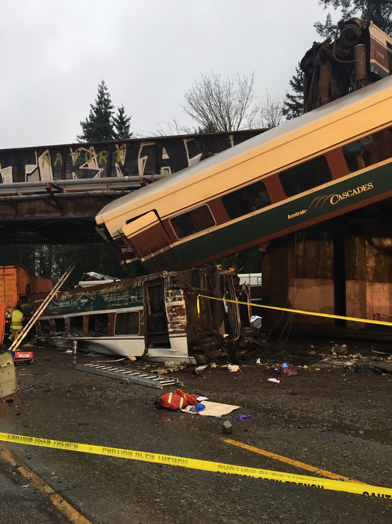 Сход поезда компании Amtrak на мосту в штате Вашингтон. 18 декабря 2017 