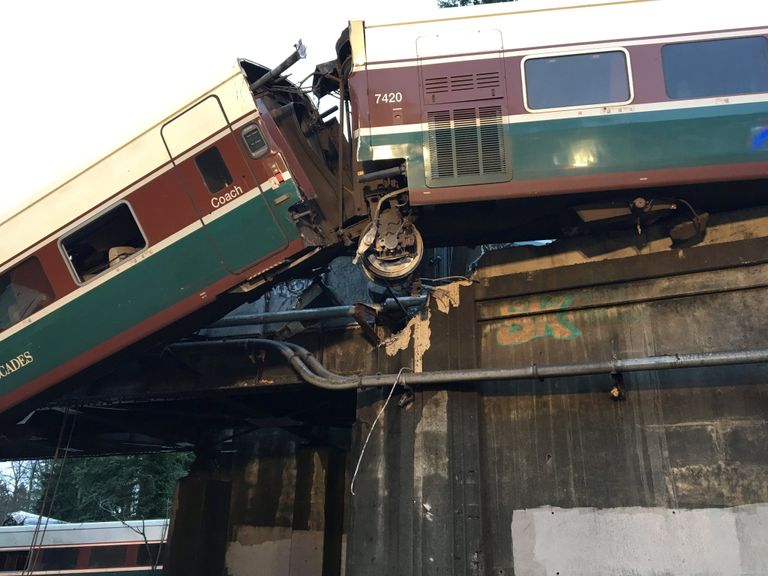 Крушение поезда компании Amtrak на мосту в штате Вашингтон. 18 декабря 2017 Крушение поезда компании Amtrak на мосту в штате Вашингтон. 18 декабря 2017