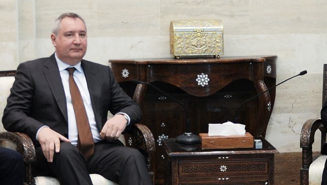 Вице-премьер РФ Дмитрий Рогозин во время встречи с председательем Совета министров Сирии Имадом Хамисом. 18 декаюря 2017 Вице-премьер РФ Дмитрий Рогозин во время встречи с председательем Совета министров Сирии Имадом Хамисом. 18 декаюря 2017