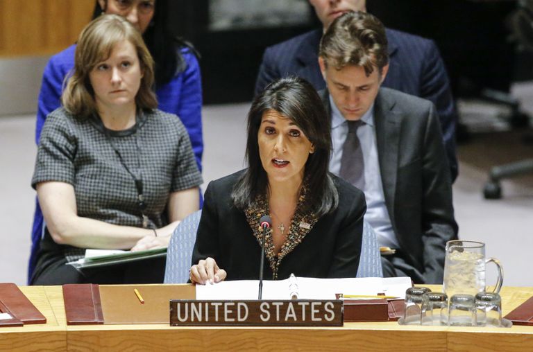 Посол США в ООН Никки Хейли на заседании Совета Безопасности ООН в связи с ситуацией на Ближнем Востоке. 18 декабря 2017 Посол США в ООН Никки Хейли на заседании Совета Безопасности ООН в связи с ситуацией на Ближнем Востоке. 18 декабря 2017
