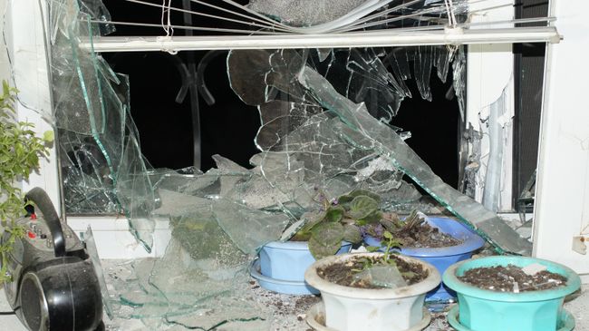 Окно жилого дома, пострадавшего в результате обстрела, в городе Стаханов Луганской области. 19 декабря 2017 Окно жилого дома, пострадавшего в результате обстрела, в городе Стаханов Луганской области. 19 декабря 2017