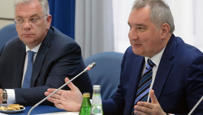 Заместитель председателя правительства РФ Дмитрий Рогозин во время встречи с президент Сербии Александром Вучичем. 19 декабря 2017 Заместитель председателя правительства РФ Дмитрий Рогозин во время встречи с президент Сербии Александром Вучичем. 19 декабря 2017