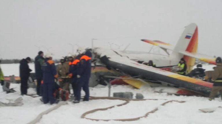 Спасатели работают на месте крушения Ан-2 в Нарьян-Маре. Съемка МЧС