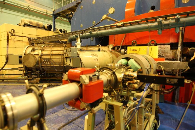 Изохронный циклотрон У-400М в Лаборатории ядерных реакций имени Г.Н. Флерова Объединенного института ядерных исследований