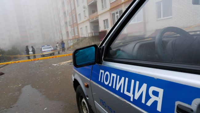 Сотрудники полиции у жилого дома по улице 50 лет ВЛКСМ в Ставрополе, в котором произошел взрыв гранаты. 20 декабря 2017