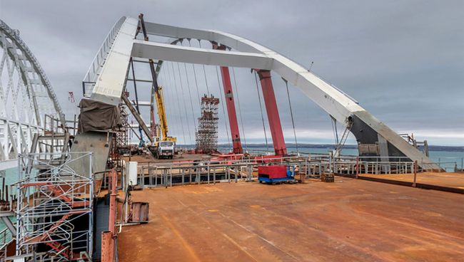 Надвижка автодорожных пролетов к арке Крымского моста с таманской стороны. 19 декабря 2017