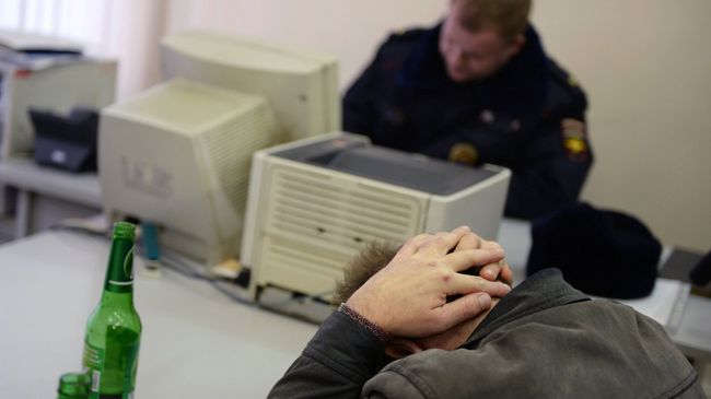 Оформление протокола задержания в отделе МВД. Архивное фото Оформление протокола задержания в отделе МВД. Архивное фото