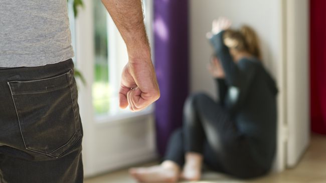 Женщина защищается от ударов мужчины. Женщина защищается от ударов мужчины.