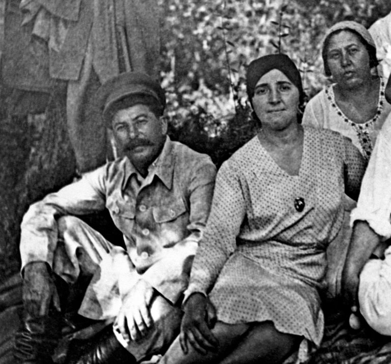 И.В. Сталин и его жена Надежда Аллилуева на отдыхе в Сочи. 1932 год И.В. Сталин и его жена Надежда Аллилуева на отдыхе в Сочи. 1932 год