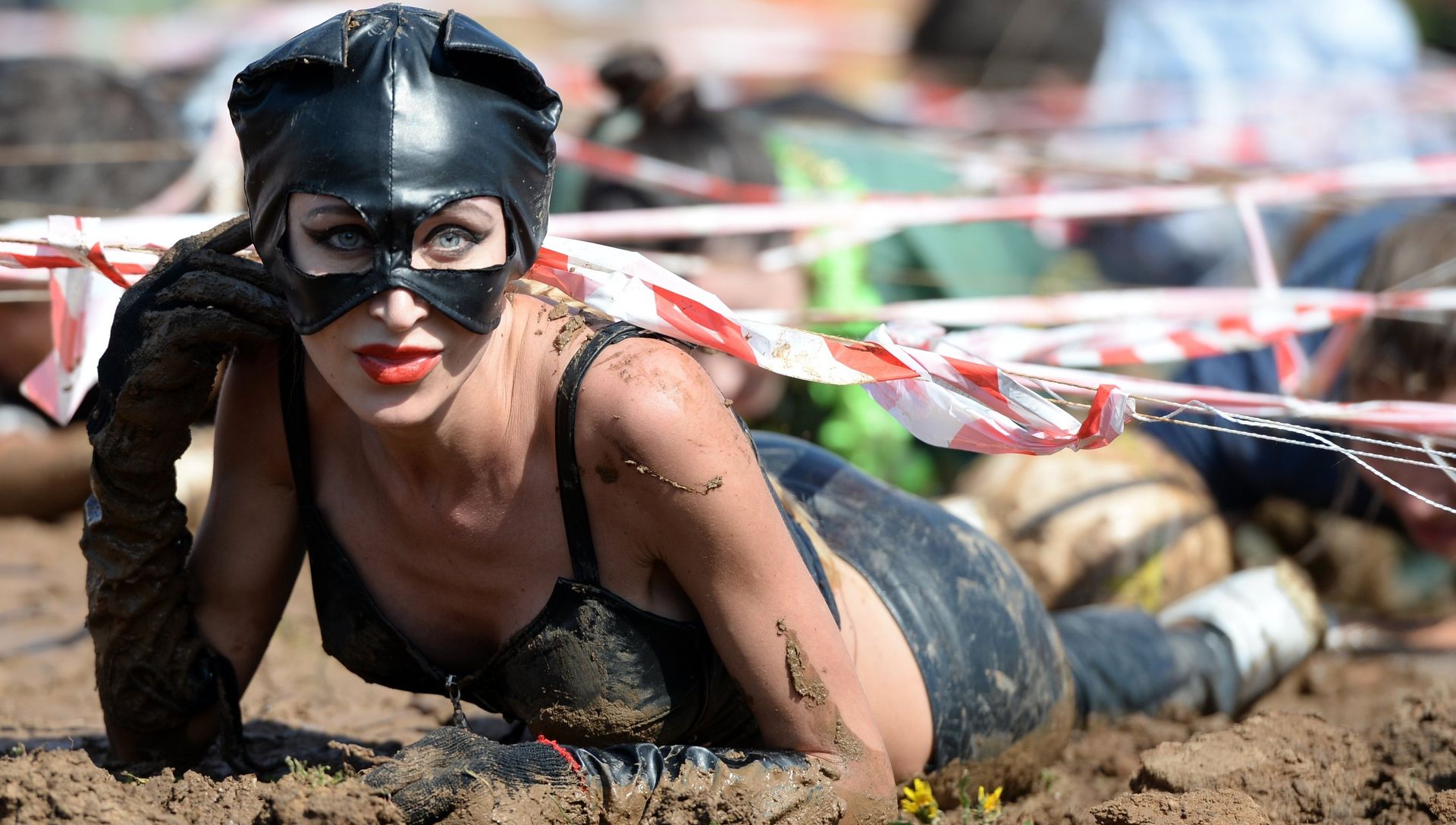 Участница соревнования Грязный забег (KazanDirtyRace) на трассе, проложенной по берегу реки Казанки Участница соревнования Грязный забег (KazanDirtyRace) на трассе, проложенной по берегу реки Казанки - РИА Новости, 1920, 21.12.2017