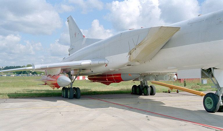 Самолет Ту-22М  с ракетами Х-22