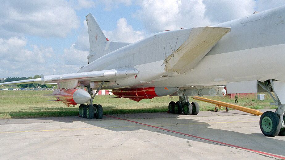 Самолет Ту-22М с ракетами Х-22 Самолет Ту-22М с ракетами Х-22 - РИА Новости, 1920, 26.01.2026