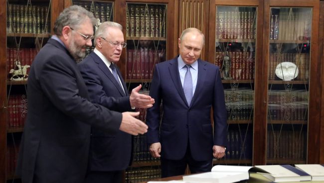 Владимир Путин, академик РАН Юрий Осипов и ответственный редактор издательства Большая Российская энциклопедия Сергей Кравец на презентации Большой российской энциклопедии в президентской библиотеке. 20 декабря 2017