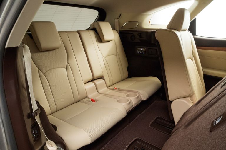 Салон автомобиля Lexus RX 350L Салон автомобиля Lexus RX 350L