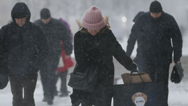 Прохожие во время снегопада в Киеве Прохожие во время снегопада в Киеве
